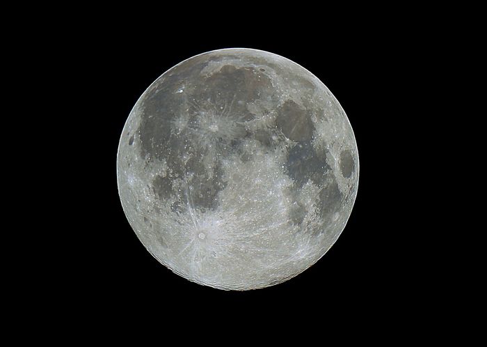 Вот как действительно выглядит "Голубая Луна" в момент второго полнолуния за один календарный месяц